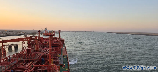 马丁・伊萨吉雷・萨尔加多的船只上次停泊在伊拉克霍尔祖拜尔时的景象。