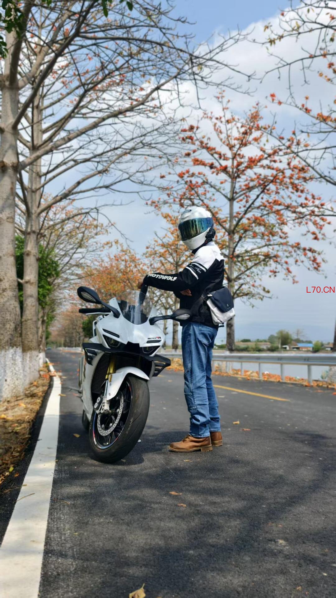 车主黄先生称他拥有25年驾龄，他卖掉了进口机车后换成了国产的张雪机车。受访者供图