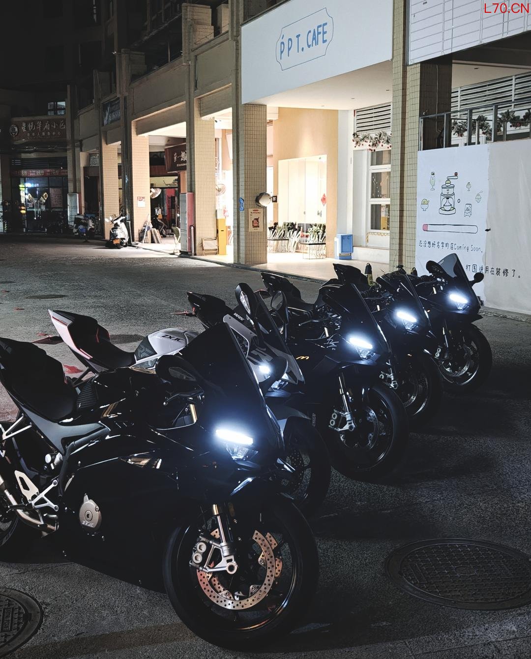 车主陈先生和车友们的张雪机车 受访者供图