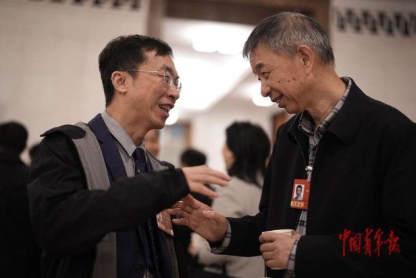 会场外的热烈交流