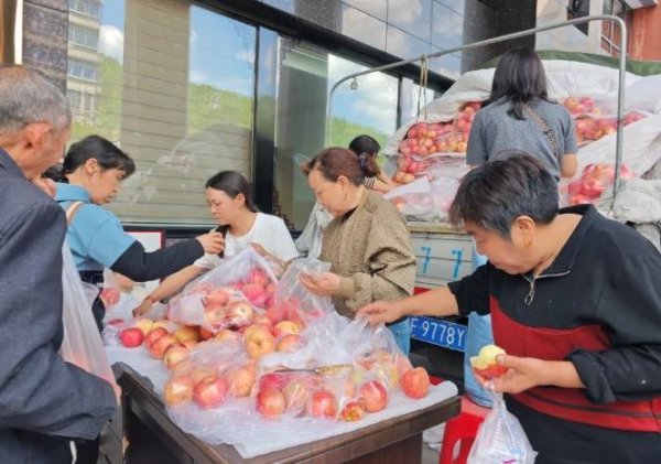 东湖快语｜被“困”的8000斤苹果脱销，每一帧画面都暖得发烫