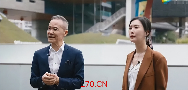 田朴珺罕见晒夫妻合影，从后环抱老公王石，自曝收到红烧肉鲜花