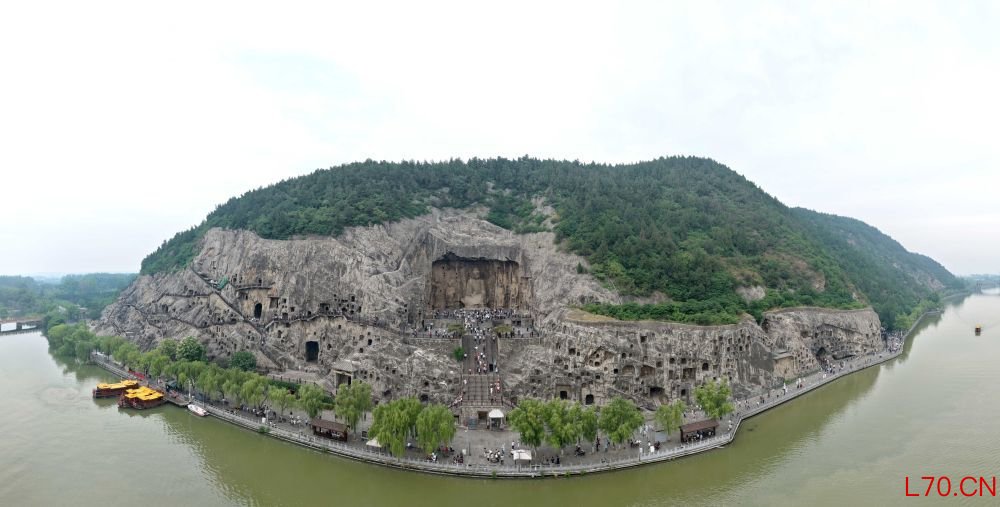 5月13日，游客在龙门石窟游玩（无人机照片）。新华社记者 李嘉南 摄