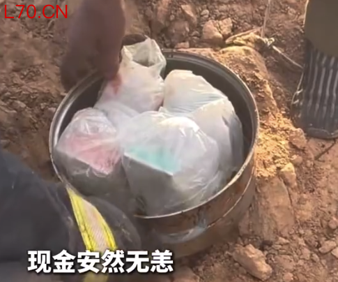 消防员火场找出藏有10万现金的电饭锅 