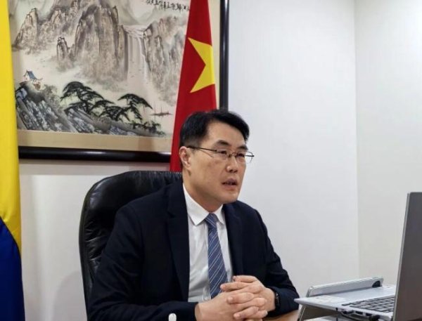 中国大使驳斥美官员：照照镜子吧 捍卫秘鲁主权选择