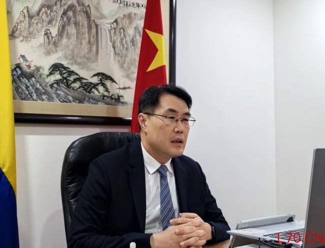 中国大使驳斥美官员：照照镜子吧