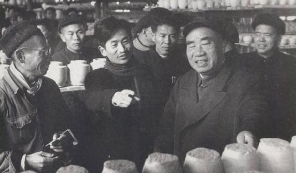 49年一国军上将逃往香港，请求朱德关照老母，毛主席立马下达指令